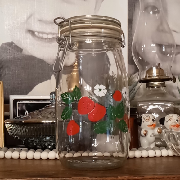 Vintage Strawberry ARC canister 1.5L - Picture 1 of 4
